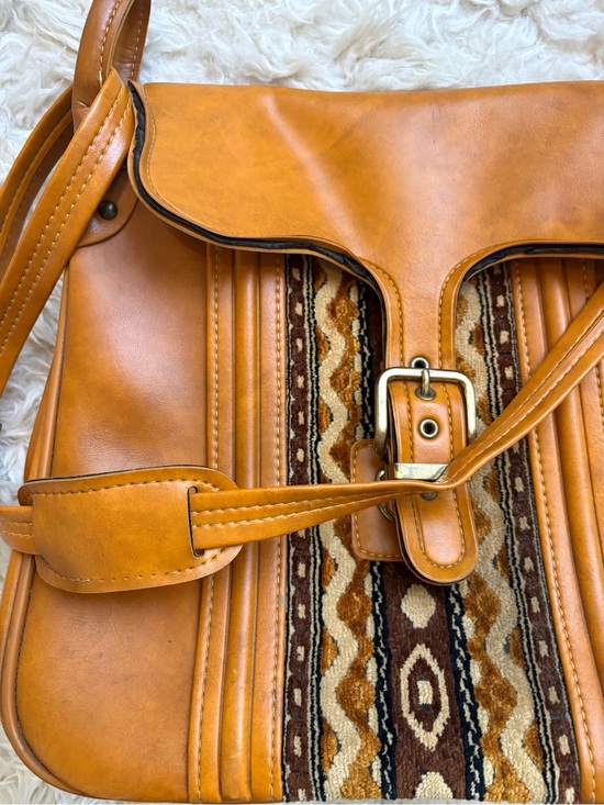 Vintage Handbags - Vintage Caramel Brown Shoulder Bag with Patterned Front 🤎☁️☀️